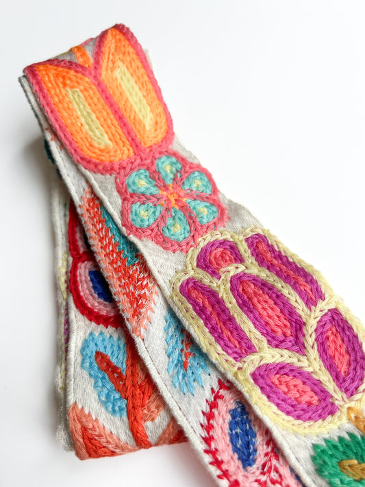 Phone/bag strap - embroidery flowers white